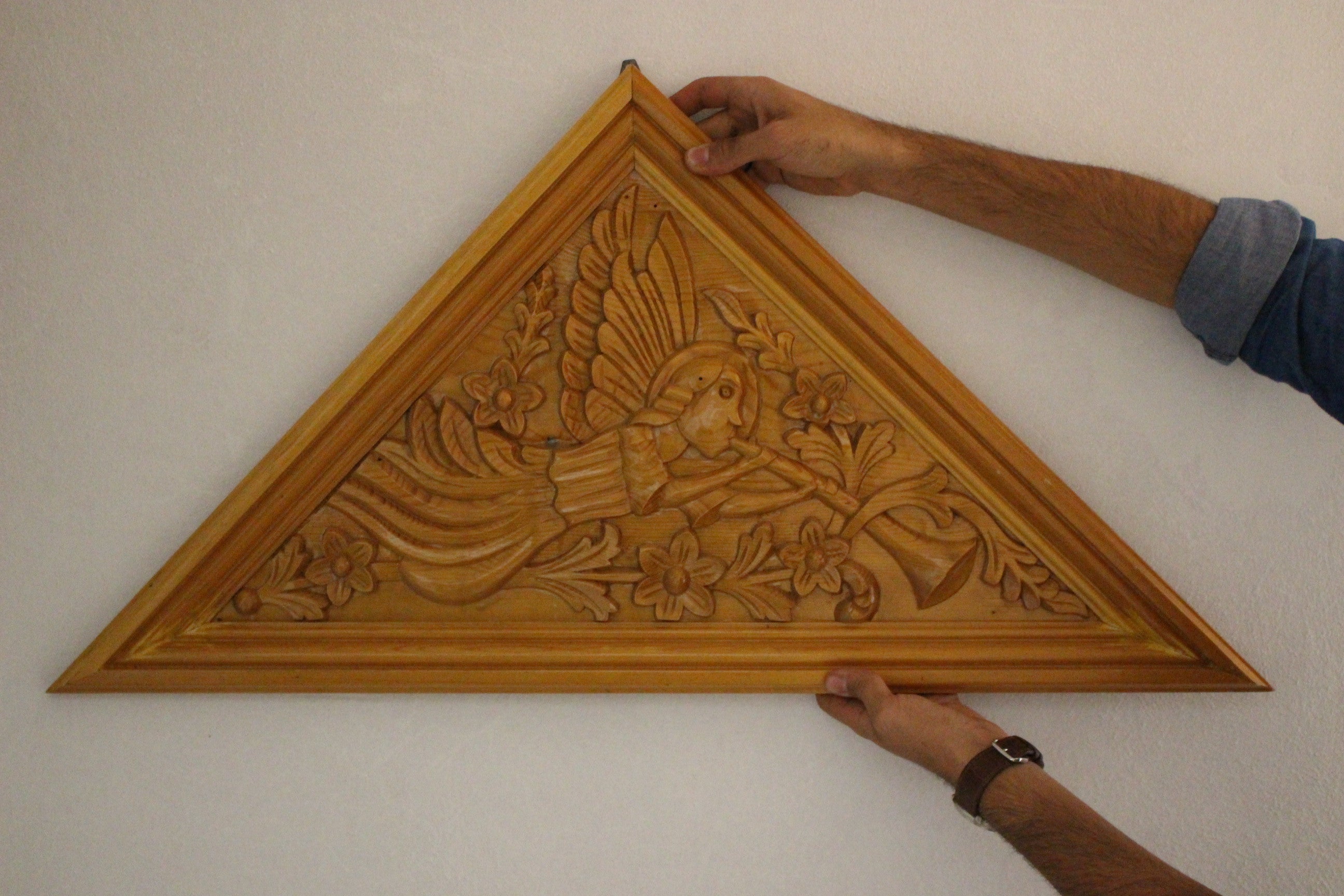 Ahşap el oyması kapı alınlığı