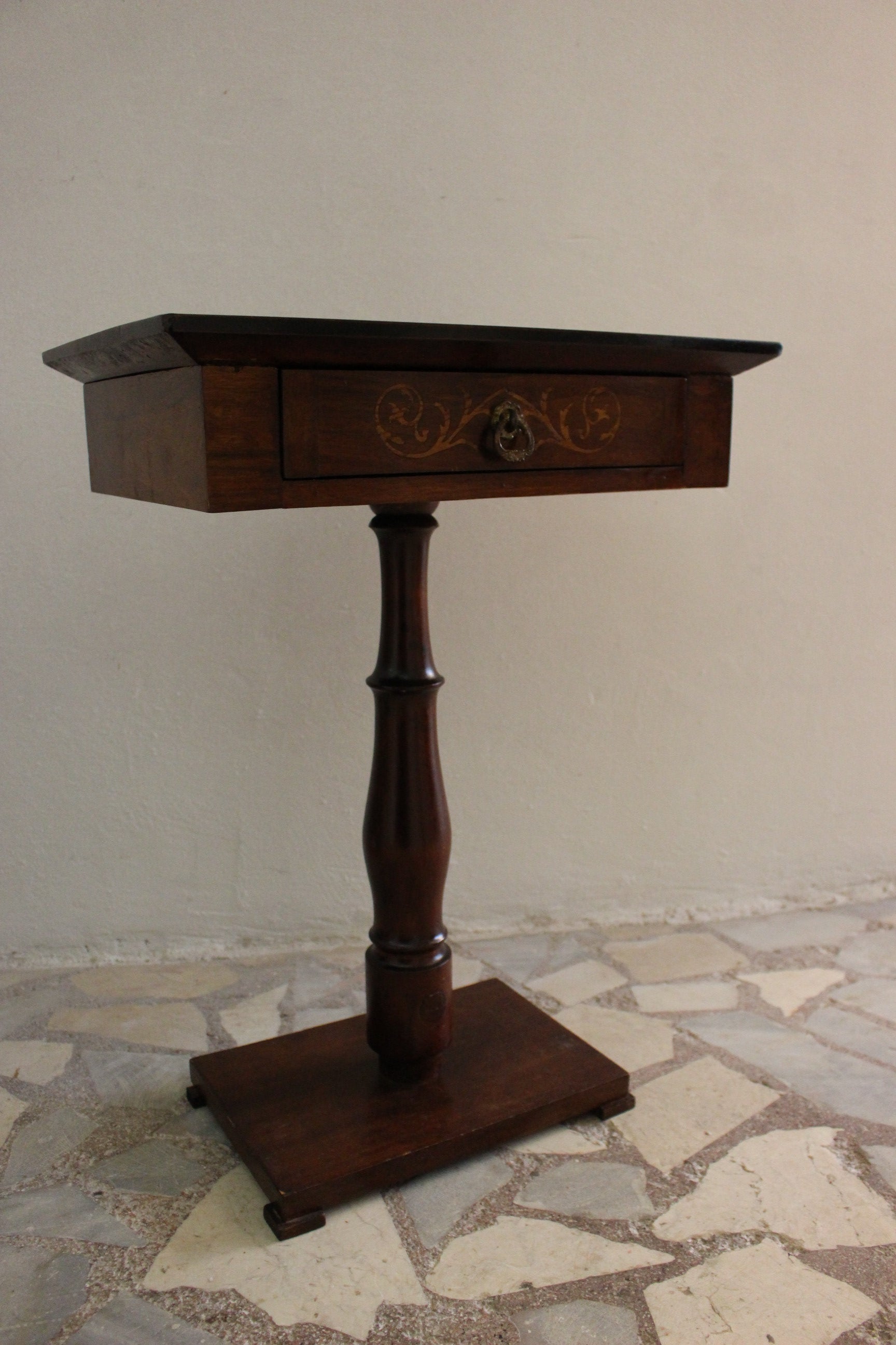 Empire-Biedermeier esintili yan sehpa