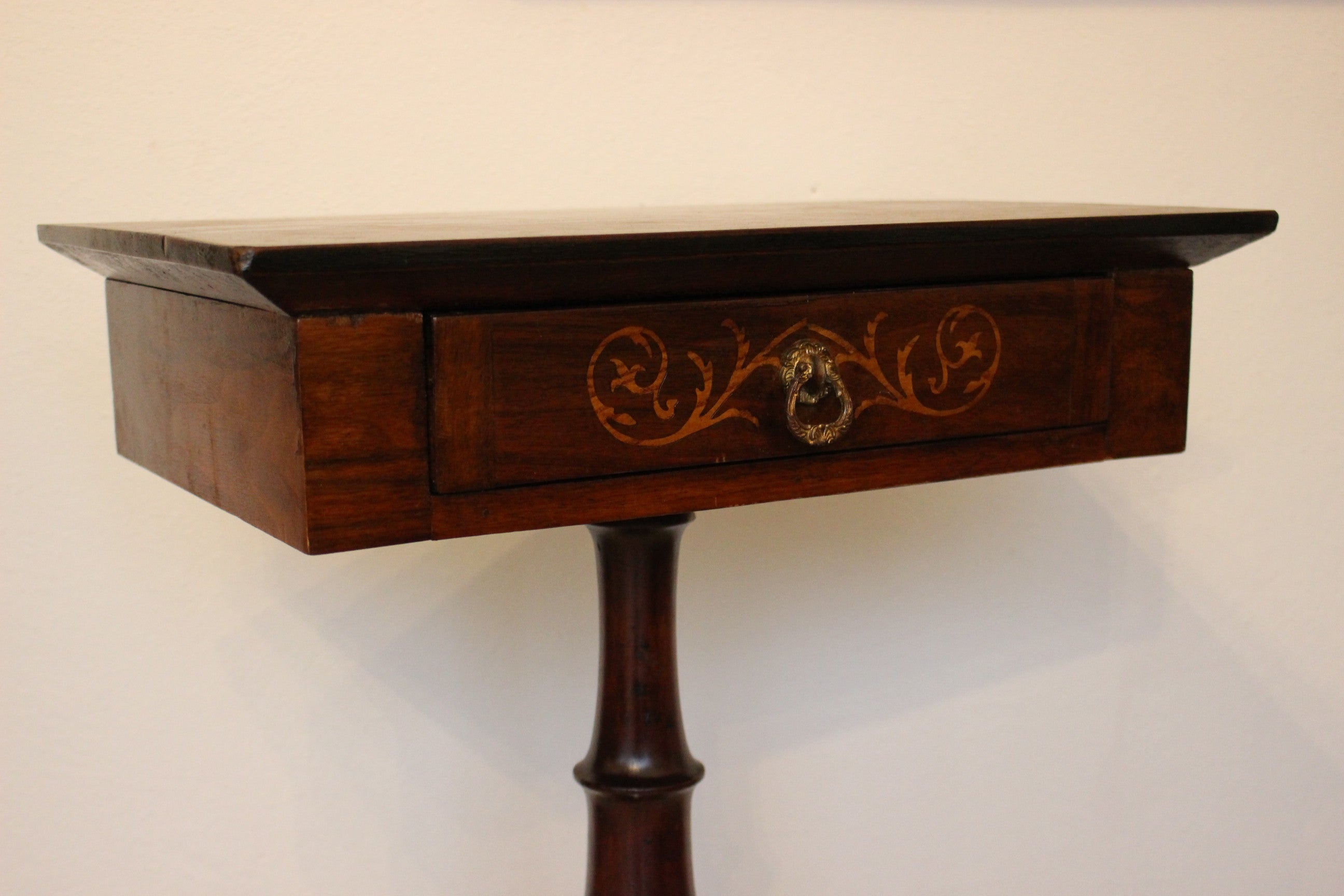 Empire-Biedermeier esintili yan sehpa