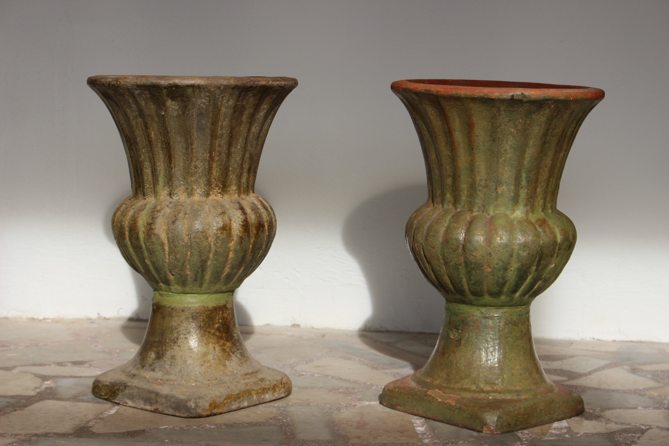 Campana formunda toprak vazo çifti