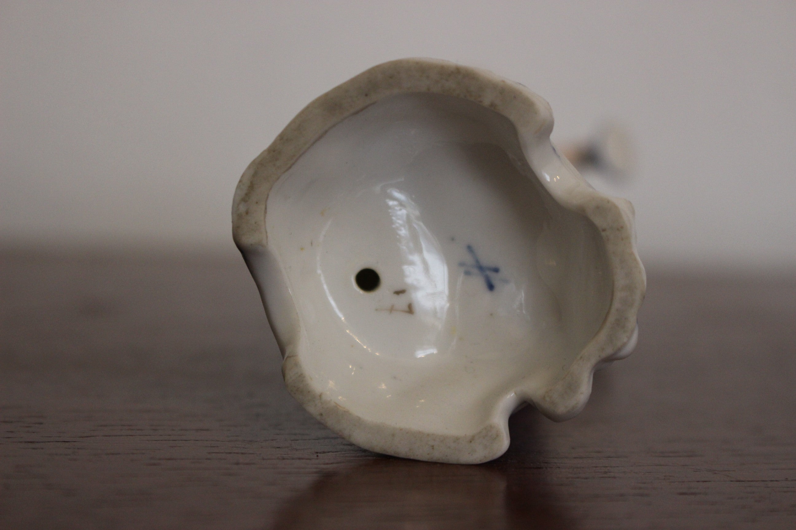 Porselen müzik çalan genç biblosu