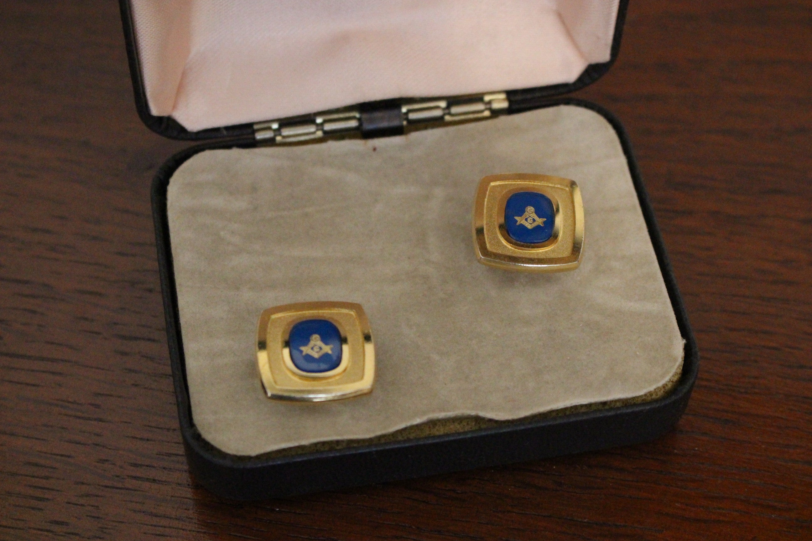 Masonik kol düğmeleri