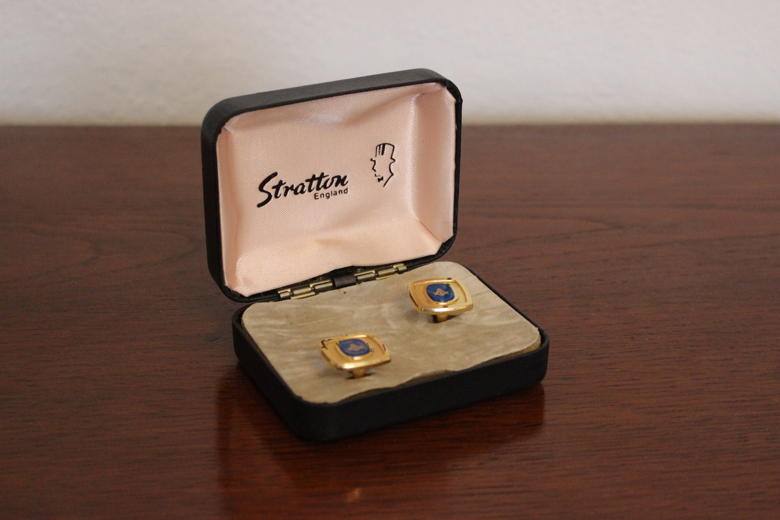 Masonik kol düğmeleri