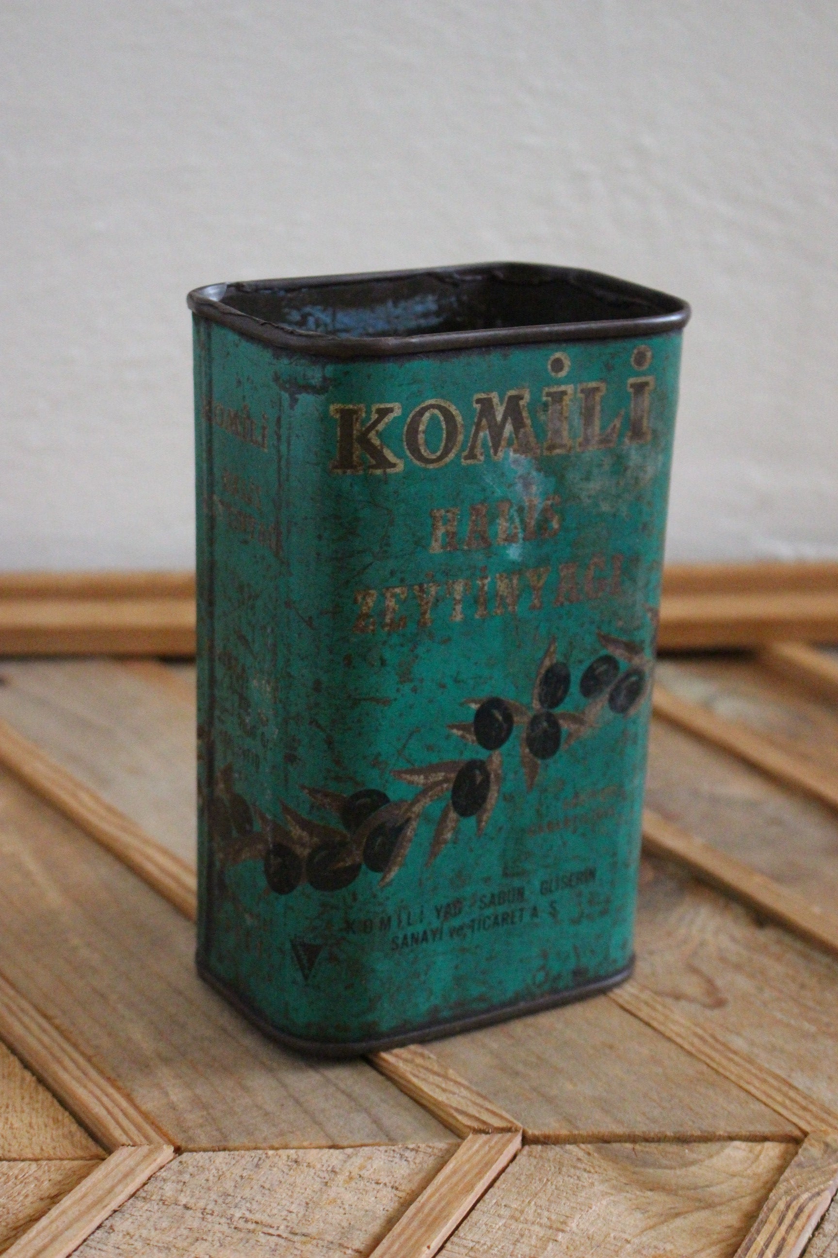 Eski komili yağ tenekesi