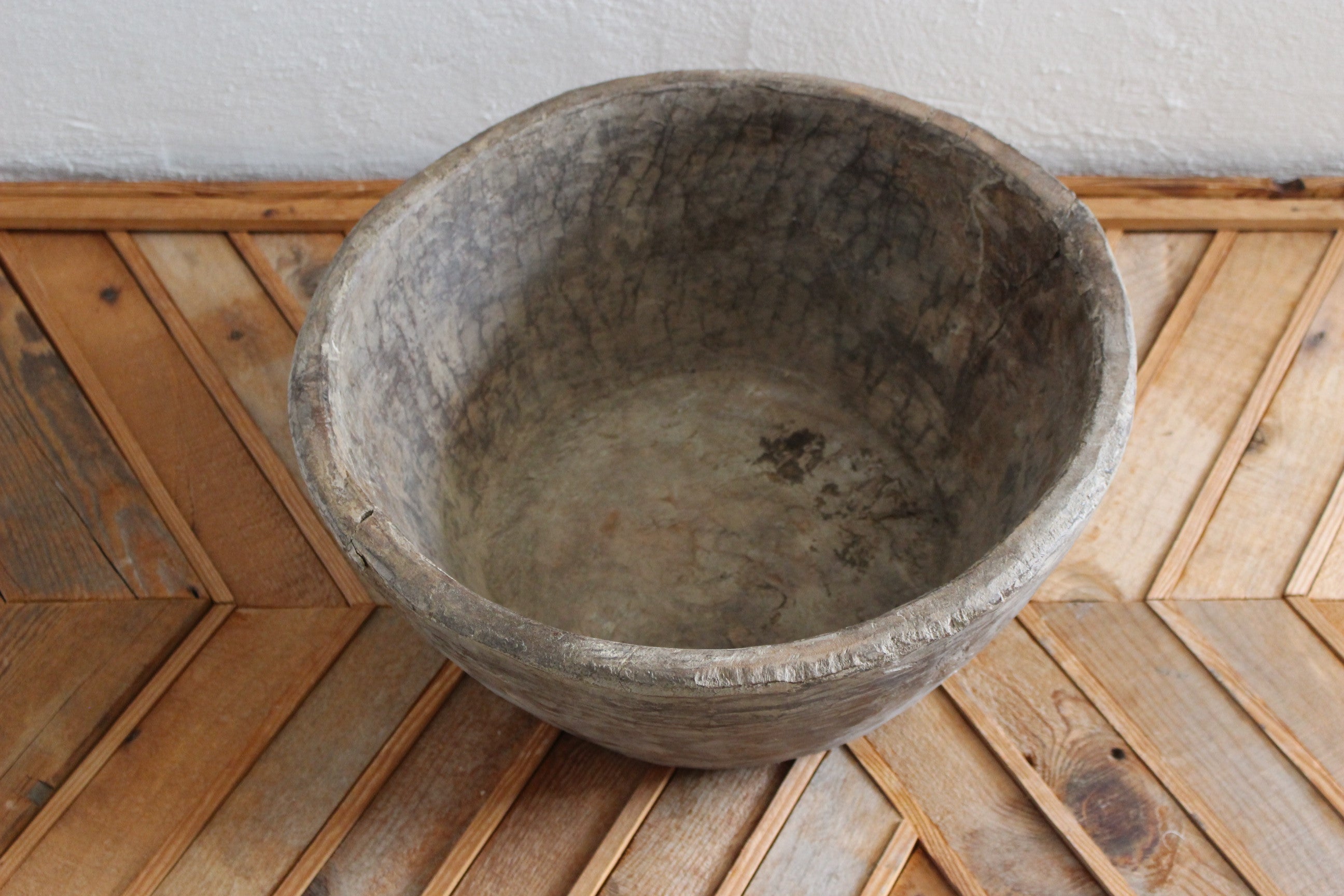 Ahşap el oyması hamur teknesi