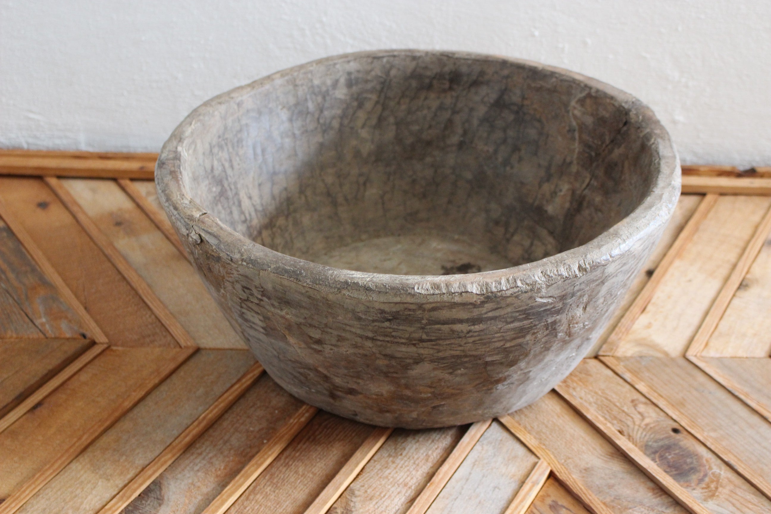 Ahşap el oyması hamur teknesi